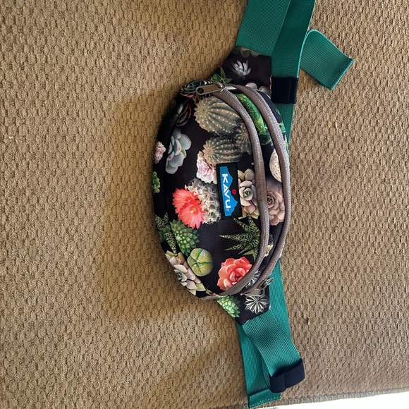 Kavu Floral Travel Bag - Black and Green - Picture 2 of 2